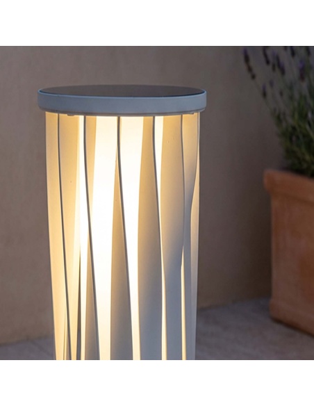 Helira: Modern Solar Light for Garden