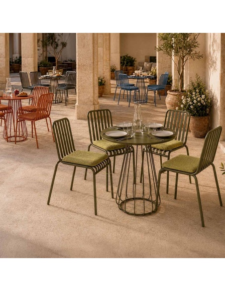 Forgya: Set of 4 Iron Outdoor Chairs with Vertical Slats