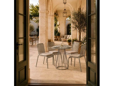 Forgya: Set of 4 Iron Outdoor Chairs with Vertical Slats