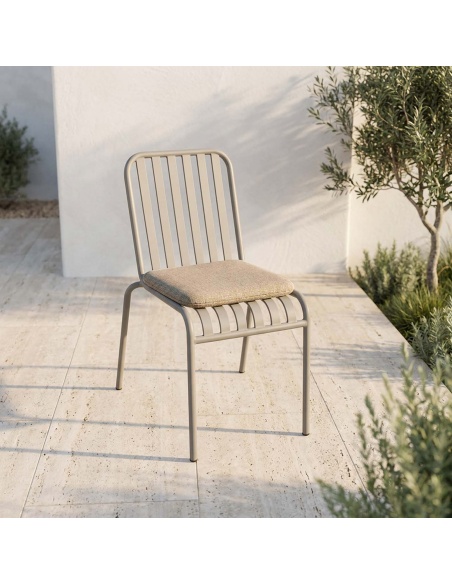 Forgya: Set of 4 Iron Outdoor Chairs with Vertical Slats
