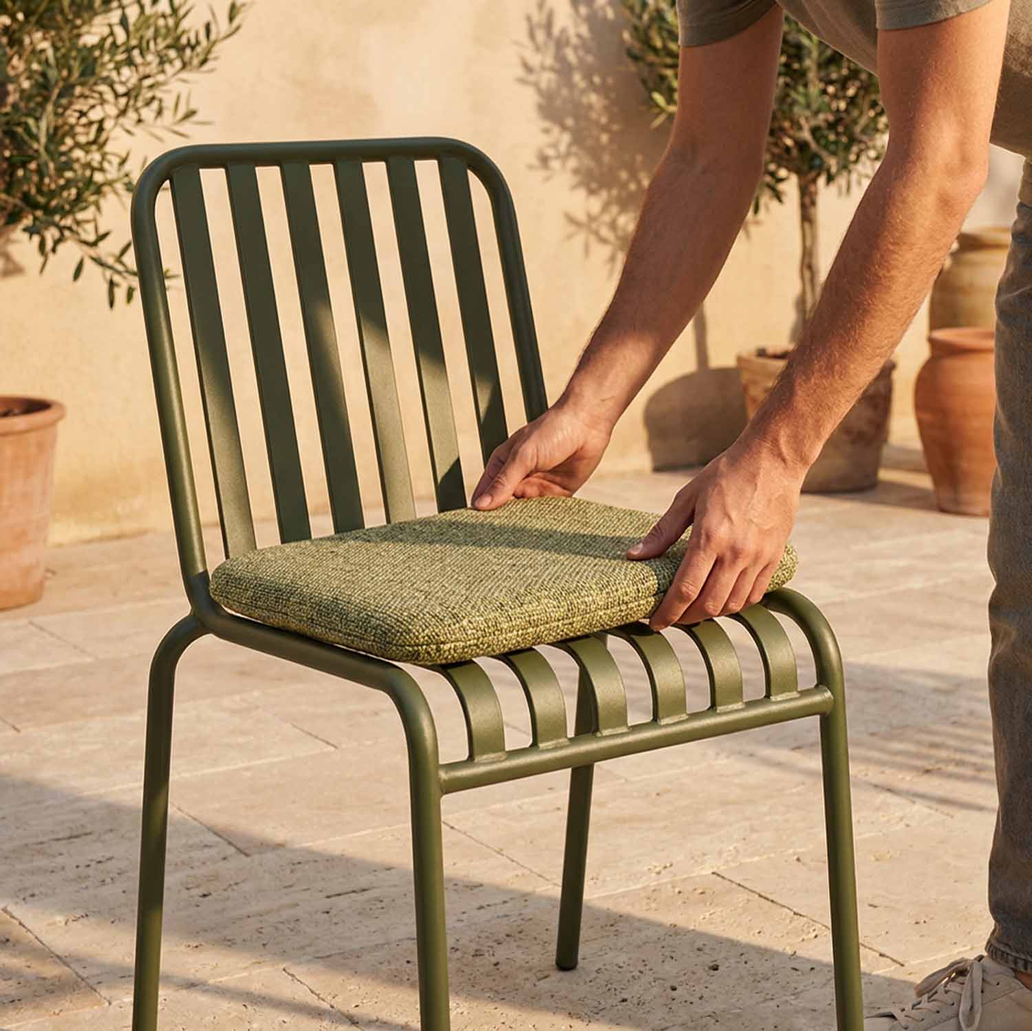 The cushion stays in place