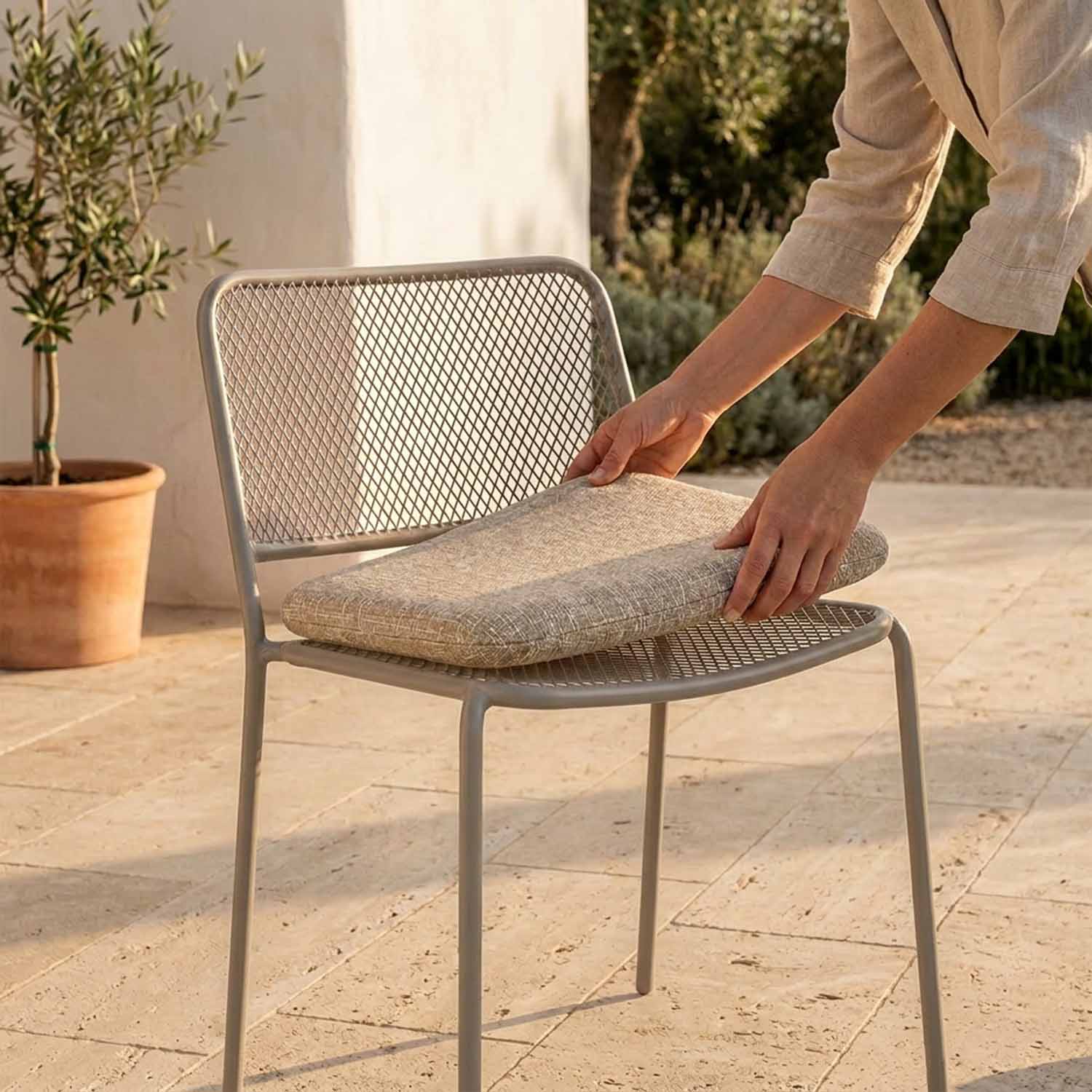 The cushion stays in place